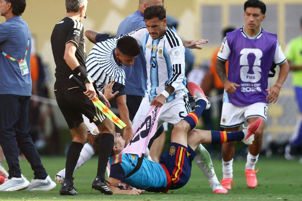 Leandro Paredes é suspenso por 10 jogos após briga na final da Copa do Mundo