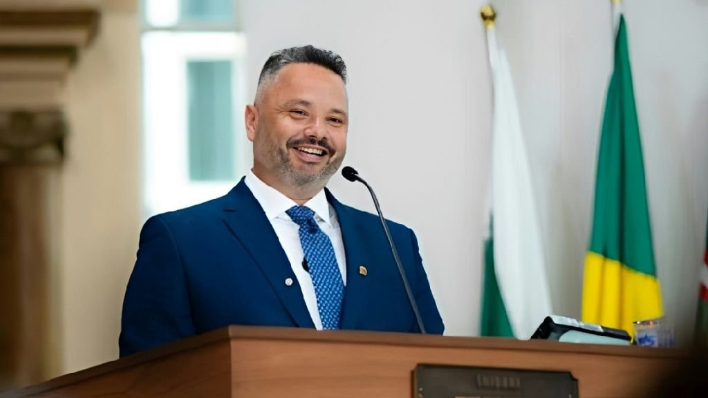 Luciano Carvalho assume cadeira na Câmara de Curitiba após cassação de vereador por rachadinha