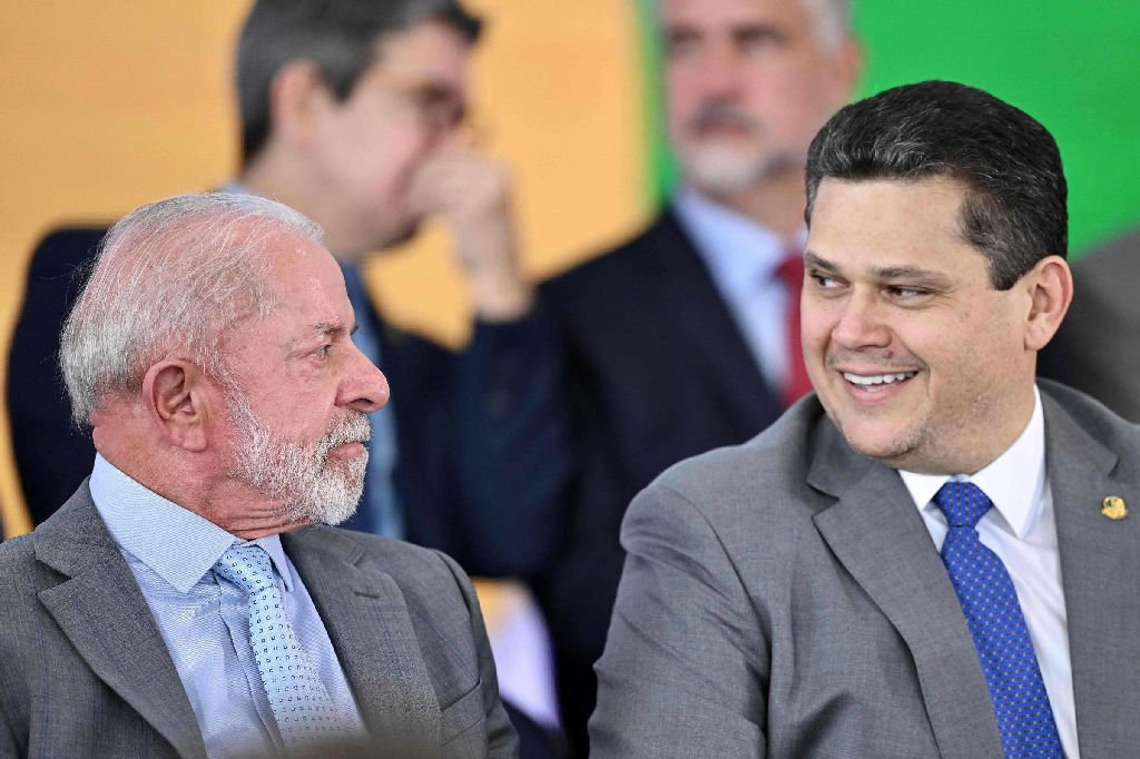 Lula anuncia fim da taxa das blusinhas nesta quarta-feira