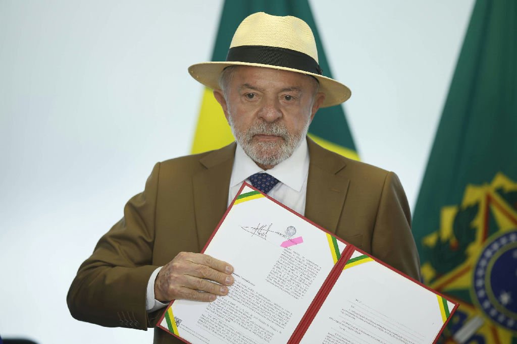 Lula assina decreto que libera mercado de energia para pequenos consumidores