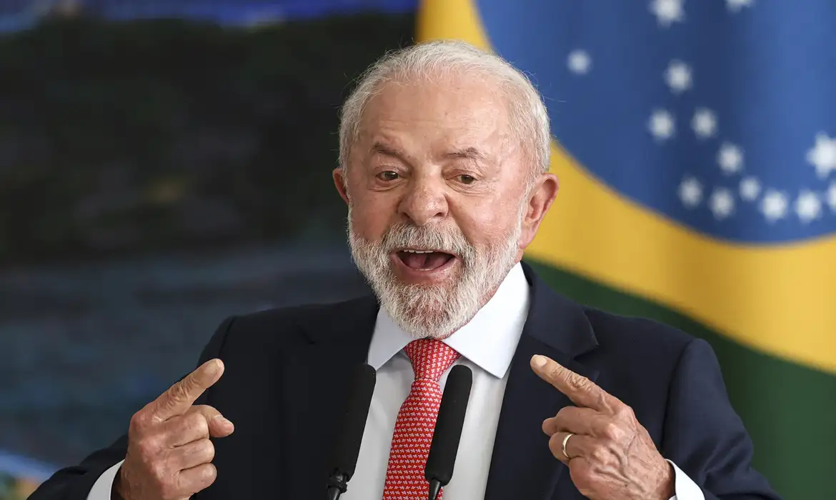 Lula critica revogação de visto da embaixadora brasileira nos EUA como ato irresponsável