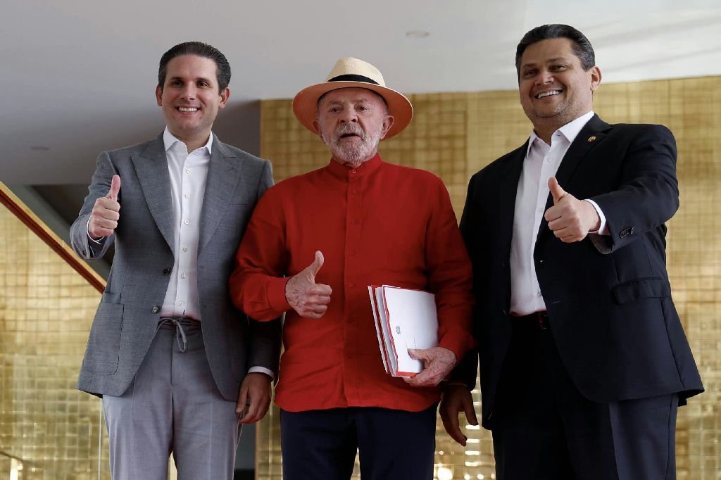 Lula, Motta e Alcolumbre selam acordo sobre fim da escala 6x1 e taxa das blusinhas antes das eleições