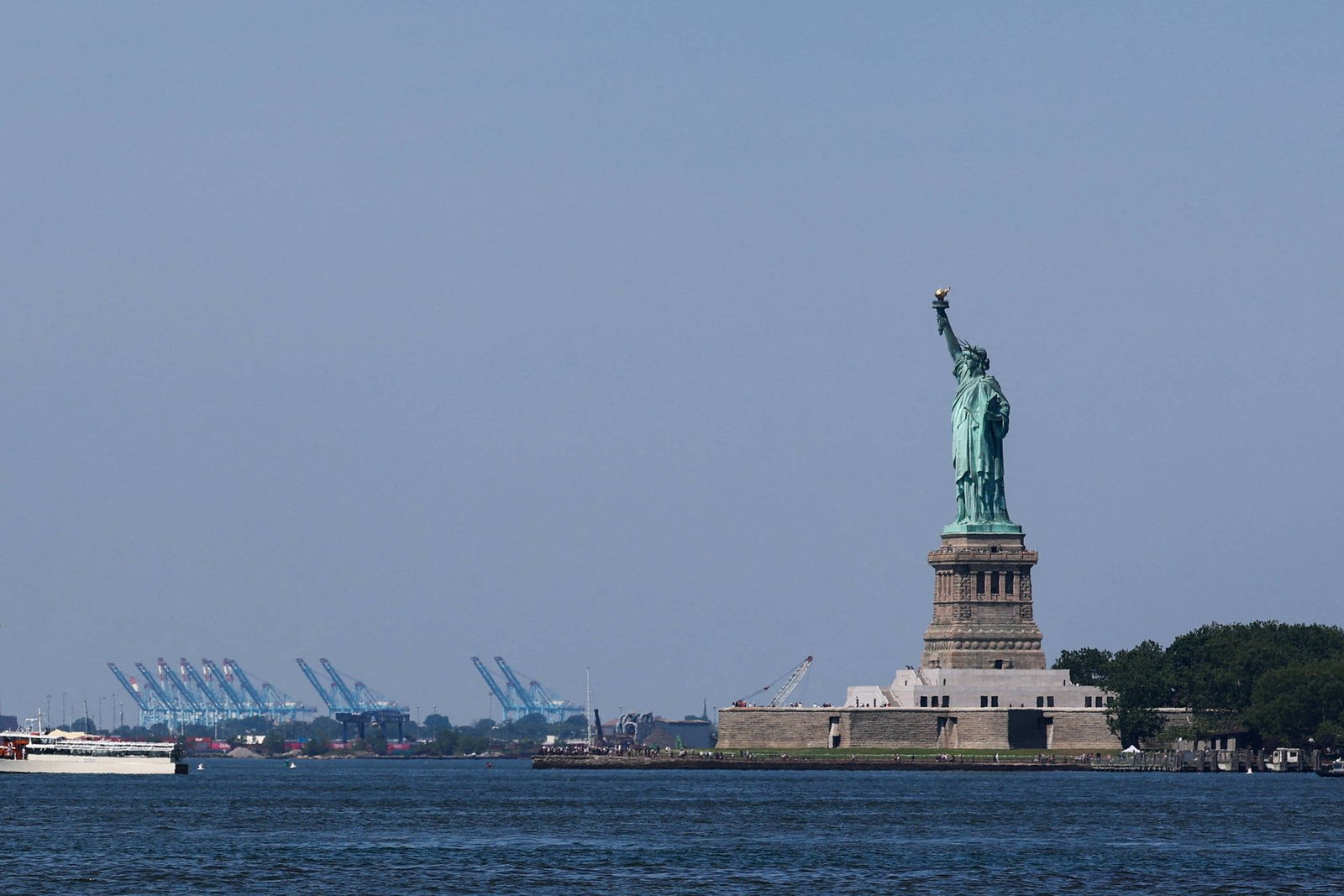 Mãe e filha morrem após barco virar próximo à Estátua da Liberdade, em Nova York