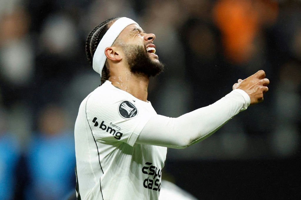 Memphis Depay promete reação forte após rompimento de acordo com o Corinthians