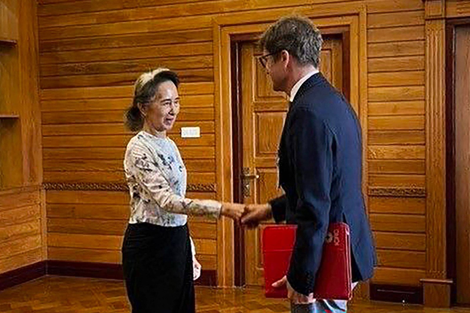 Mianmar divulga fotos de Aung San Suu Kyi após cinco anos de prisão e gera preocupações sobre sua saúde