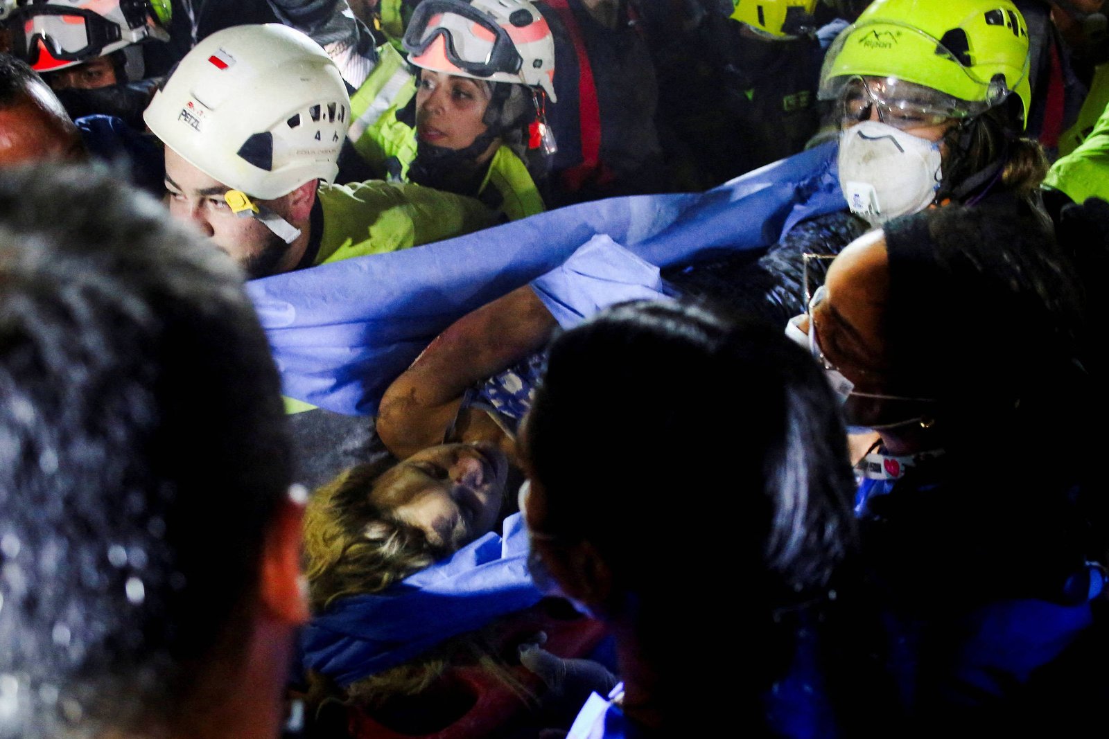 Morre mulher que ficou 37 horas presa em escombros após terremoto na Colômbia