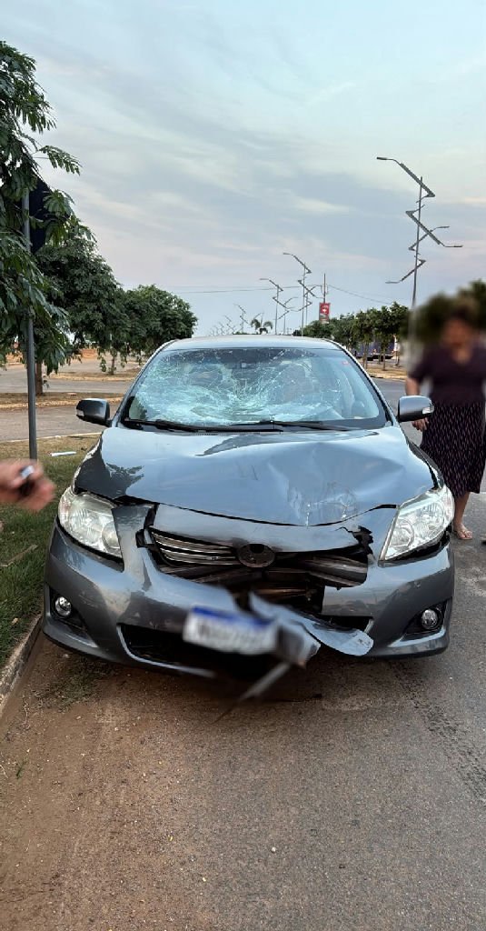 Motociclista sofre ferimentos graves em colisão com Corolla em Primavera do Leste