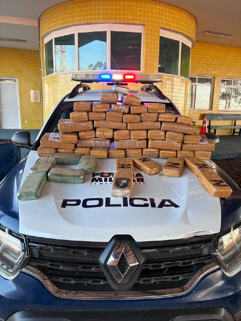 Motorista tenta atropelar policiais durante fuga e é preso com 62 tabletes de drogas em MT