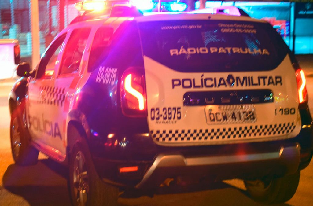 Mulher é presa após esfaquear marido e se esconder em galinheiro em MT