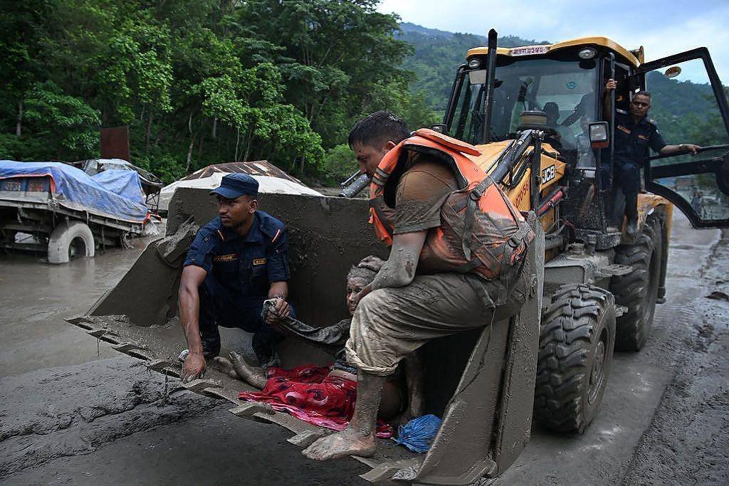 Nepal orienta socorristas a se protegerem após novo alerta de inundações
