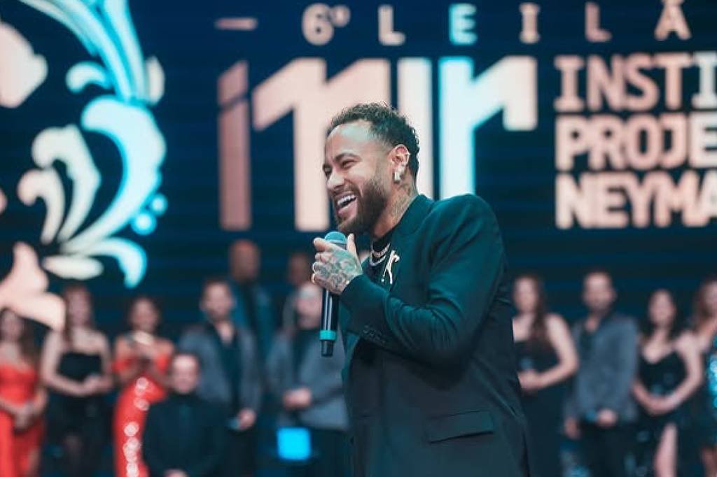 Neymar evita falar sobre aposentadoria, mas pai garante que continuará jogando