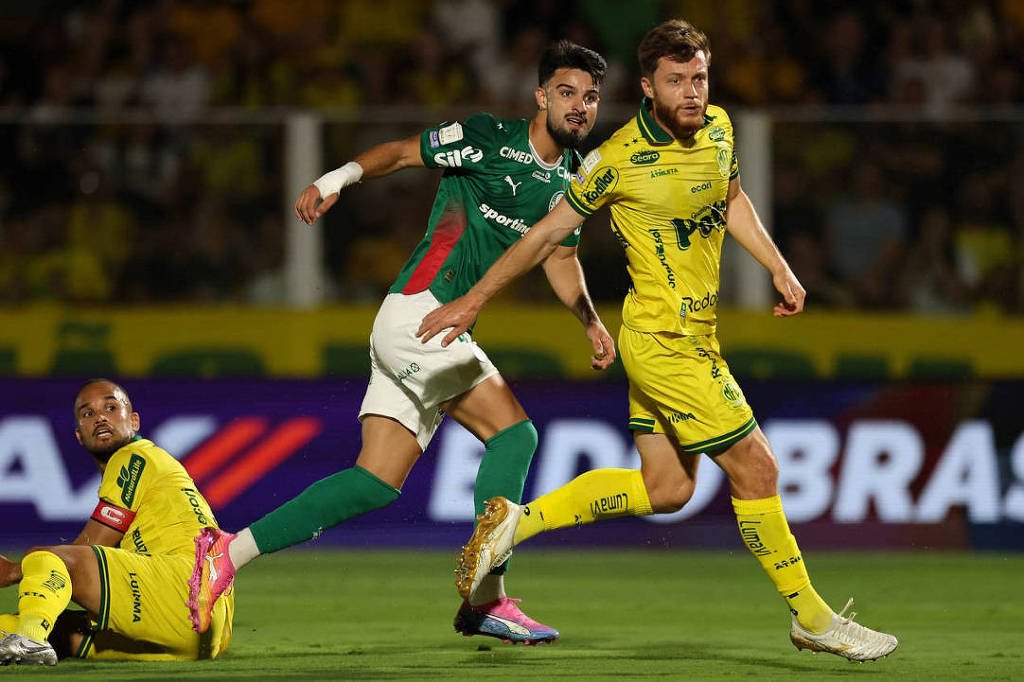 Palmeiras empata com Mirassol e vê Flamengo se aproximar no Brasileirão