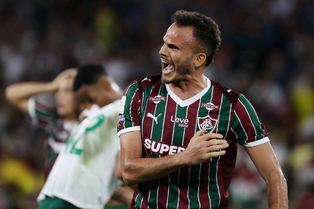 Palmeiras sofre virada do Fluminense nos acréscimos e vê vantagem ameaçada