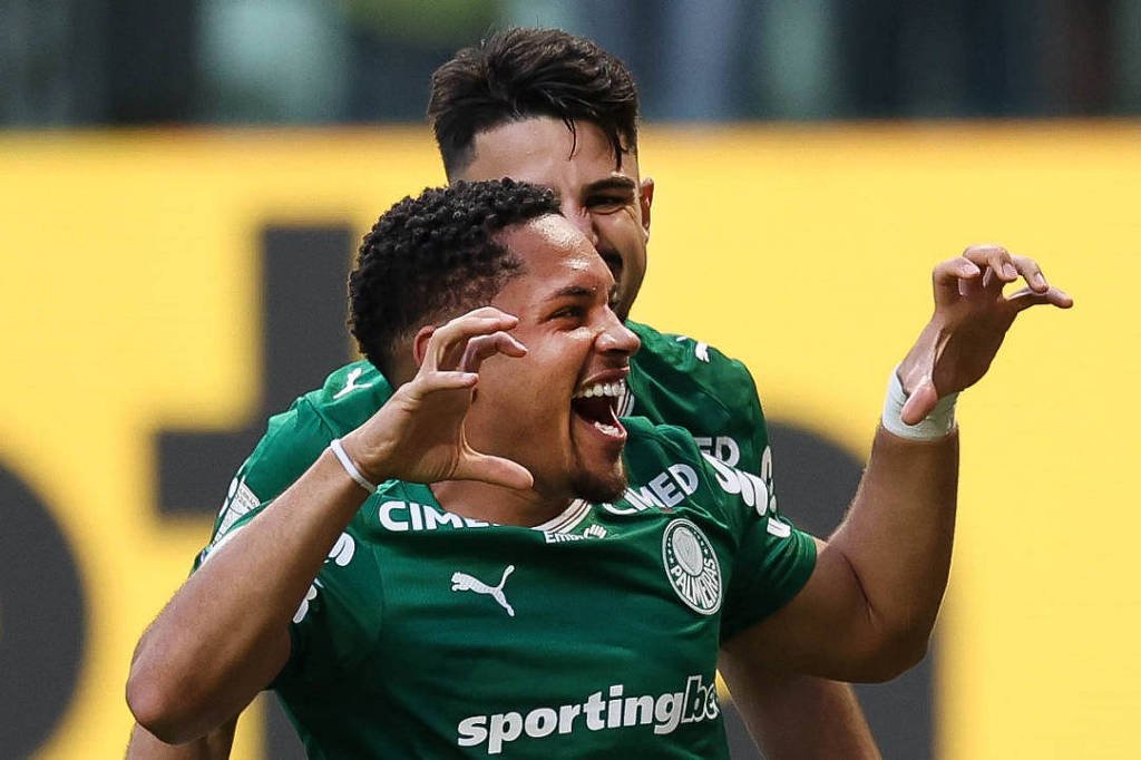 Palmeiras vence Vasco com goleada e amplia vantagem na liderança do Brasileirão