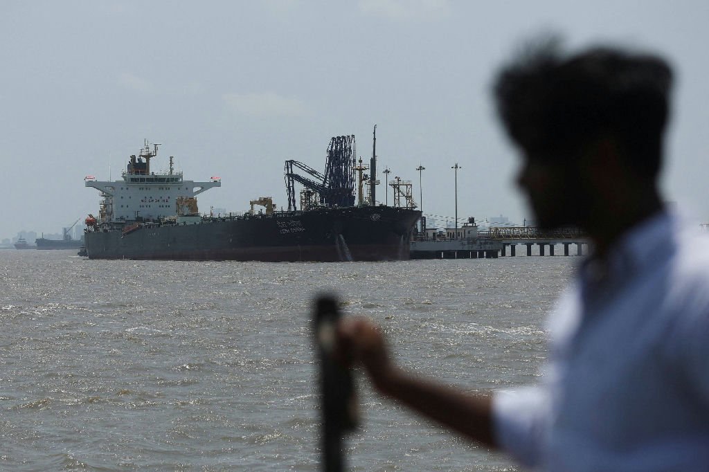 Petróleo inicia semana em queda após Trump cancelar ataques ao Irã em busca de acordo