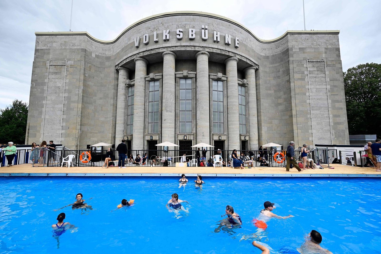 Piscina pública em Berlim provoca debate sobre racismo e extrema direita