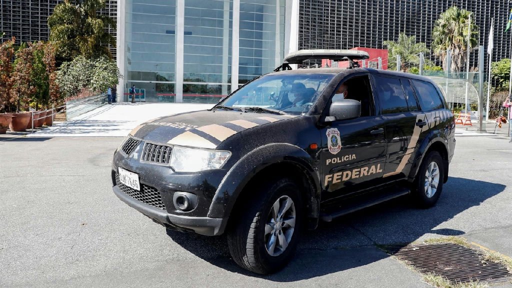 Polícia Federal investiga desvio de mais de 20 toneladas de livros didáticos no Piauí e Maranhão