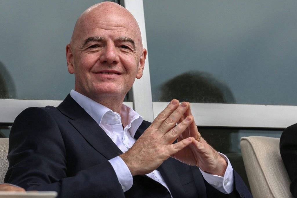 Pressão pela renúncia de Infantino aumenta em meio a apoio internacional