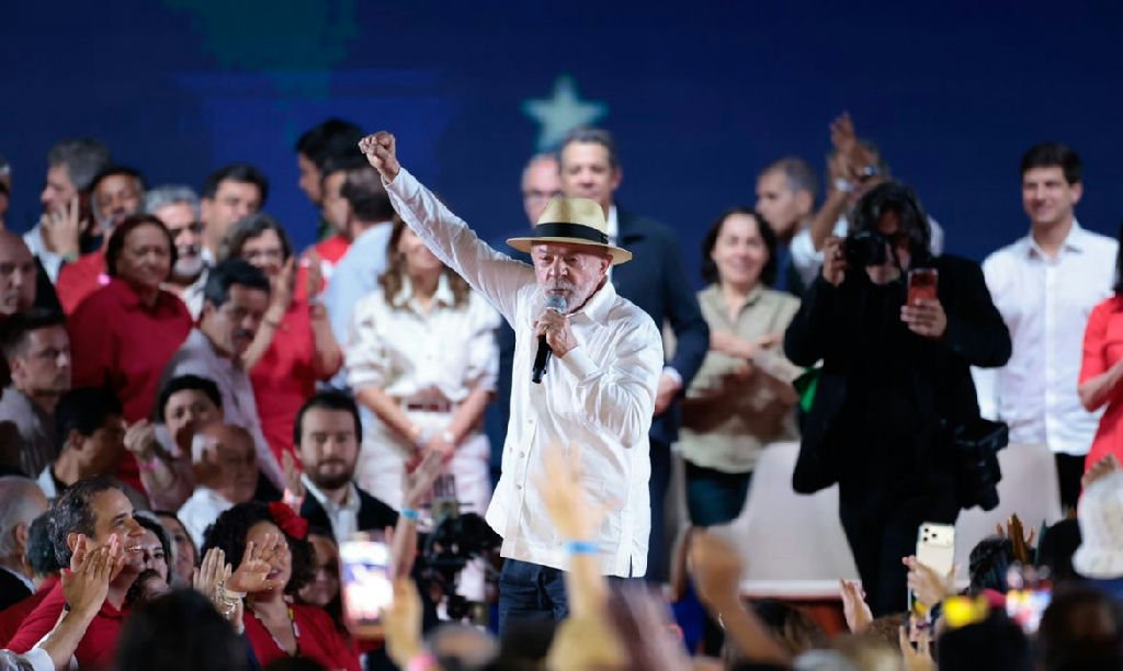 PT confirma candidatura de Lula à presidência em convenção histórica