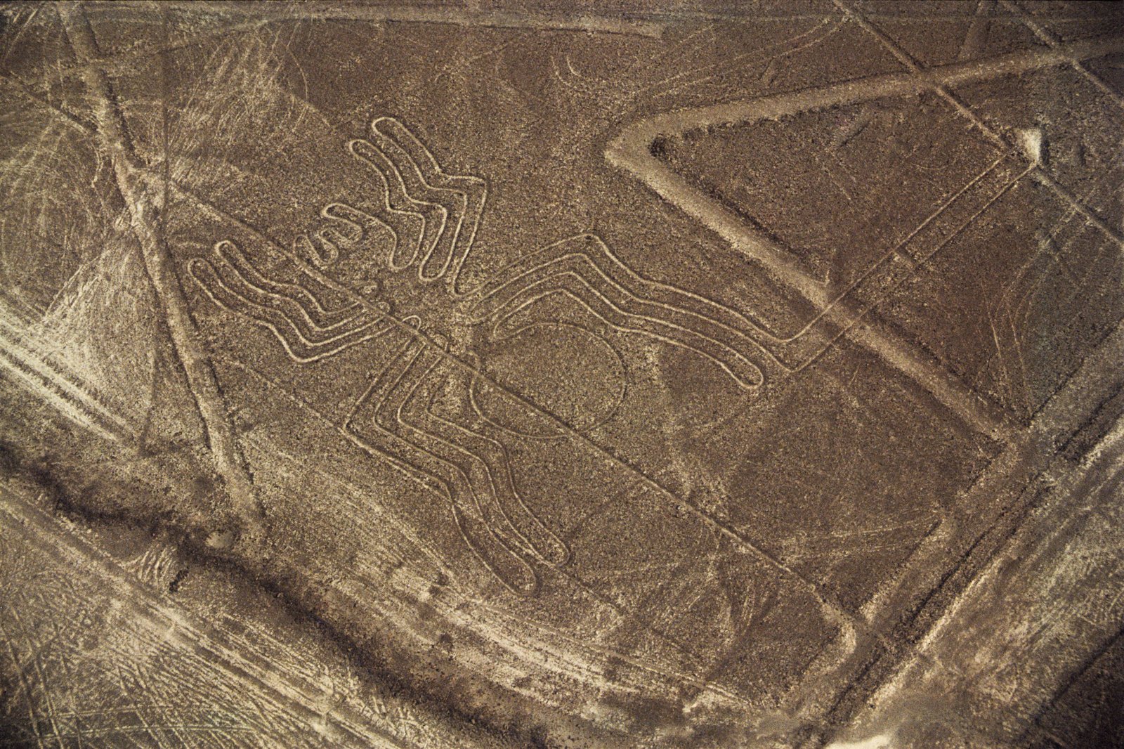 Queda de avião em Nazca resulta na morte de 13 pessoas