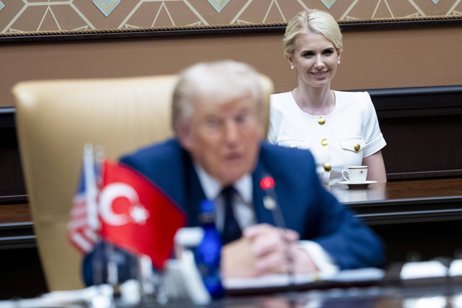 Quem é Natalie Harp, a assessora de Trump que nunca tira folga e tem acesso privilegiado ao presidente