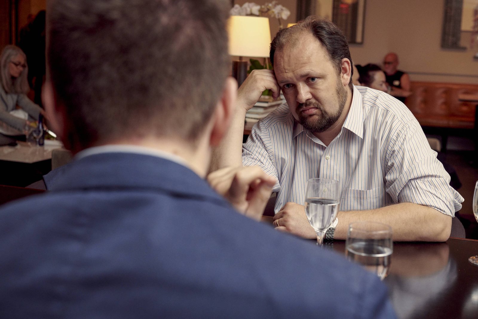 Reflexões de Ross Douthat: a confusão entre mocinhos e vilões na política contemporânea