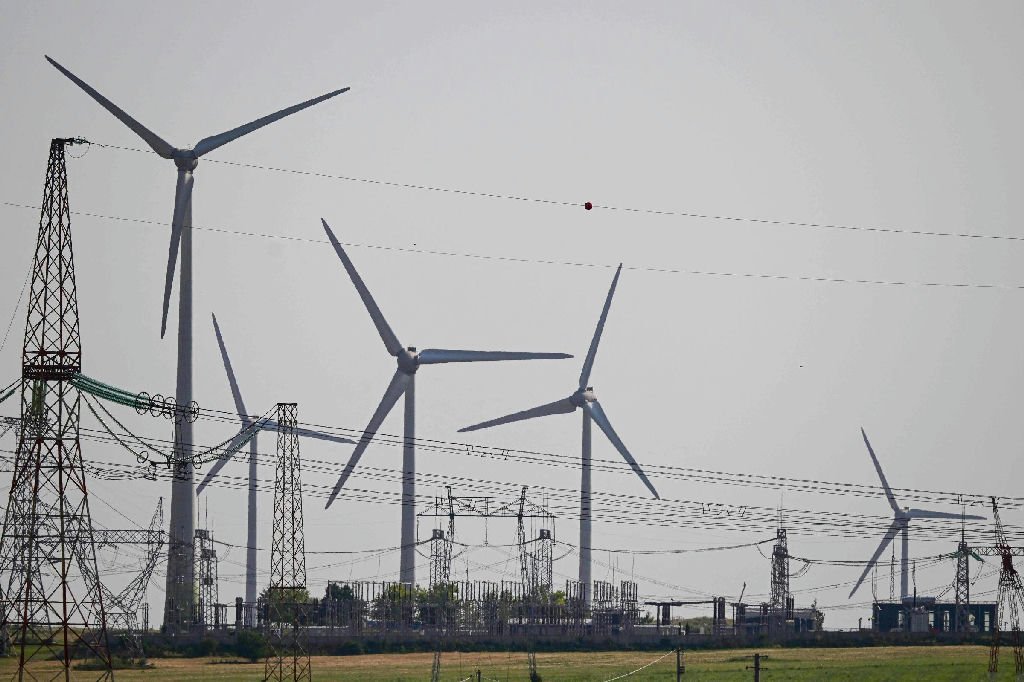 Romênia se destaca como novo líder europeu em energia limpa