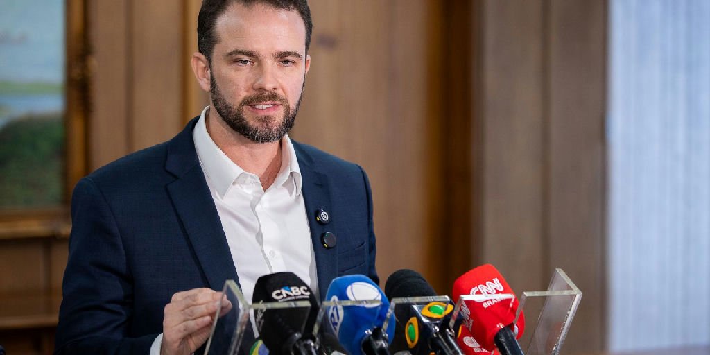 Salário mínimo deve atingir R$ 1.741 em 2027, afirma ministro da Fazenda