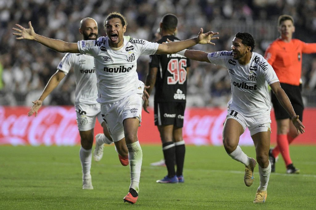 Santos conquista vitória decisiva e deixa zona de rebaixamento ao vencer Vasco