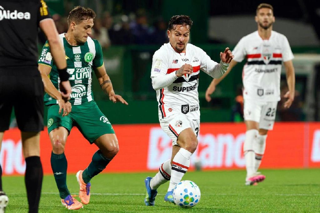 São Paulo se junta à luta contra o rebaixamento enquanto Palmeiras amplia vantagem na liderança