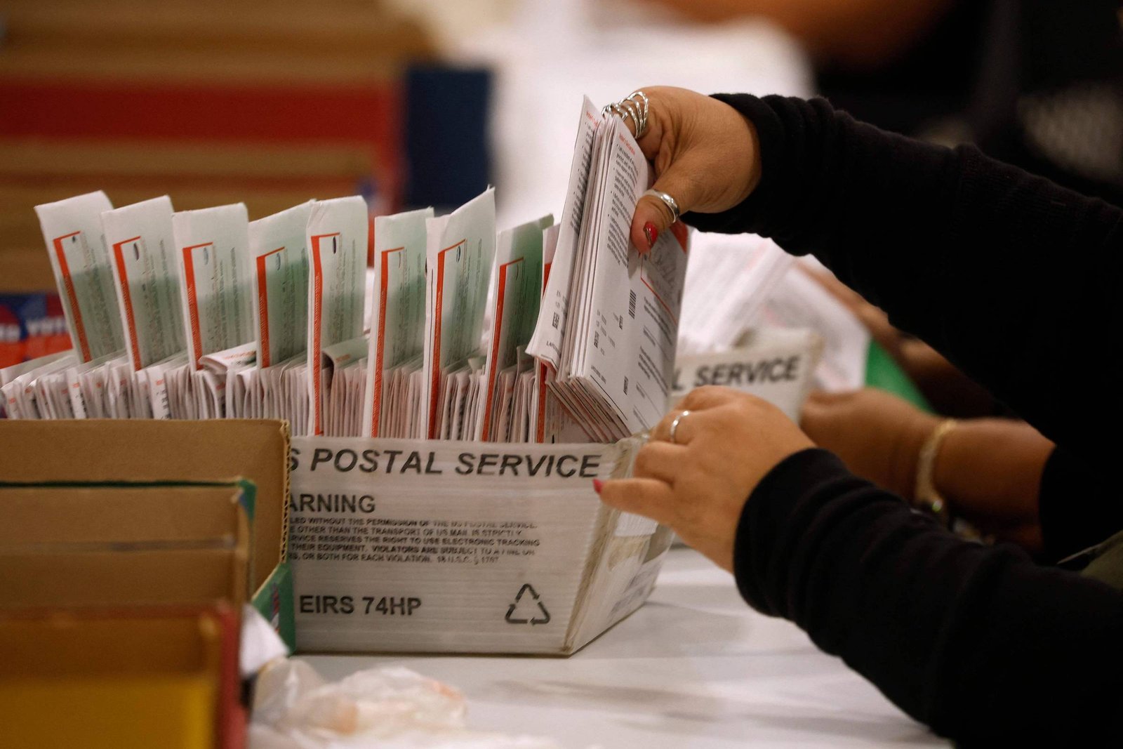 Serviço Postal dos EUA publica plano para restringir voto pelo correio a pedido de Trump