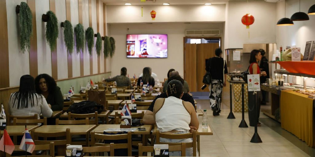 Setor de serviços emprega 15,9 milhões e oferece média de 2,2 salários mínimos em 2024