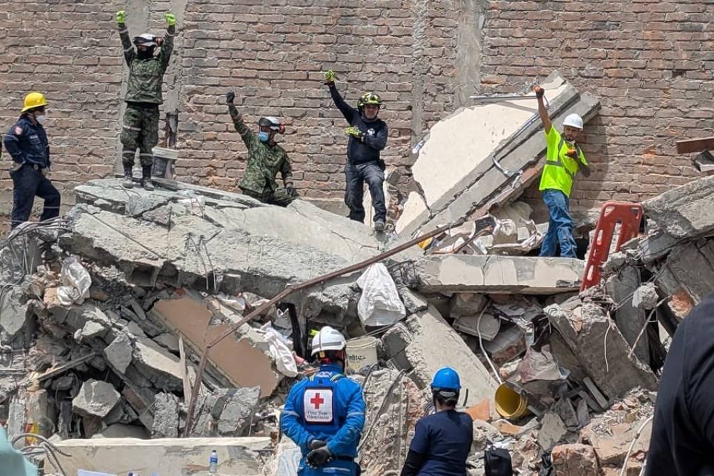 Silêncio e solidariedade marcam busca por sobreviventes após terremoto na Colômbia