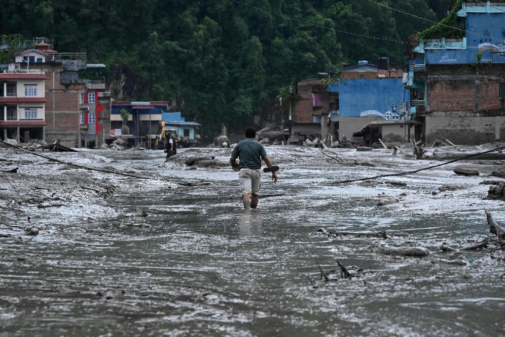 Sobreviventes relatam tragédia após enxurrada devastadora no Nepal