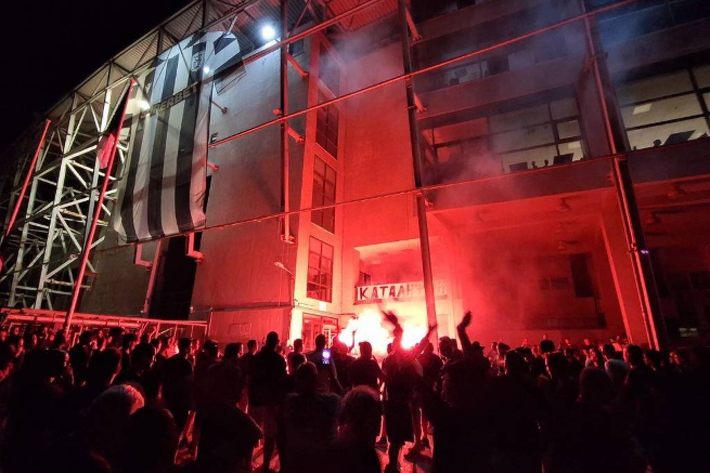 Torcida do PAOK protesta contra transferência de jovem estrela para o Borussia Dortmund