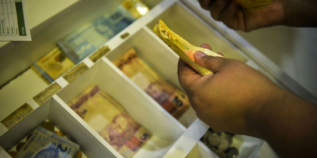 Trabalhadores nascidos em novembro e dezembro recebem último lote do abono salarial