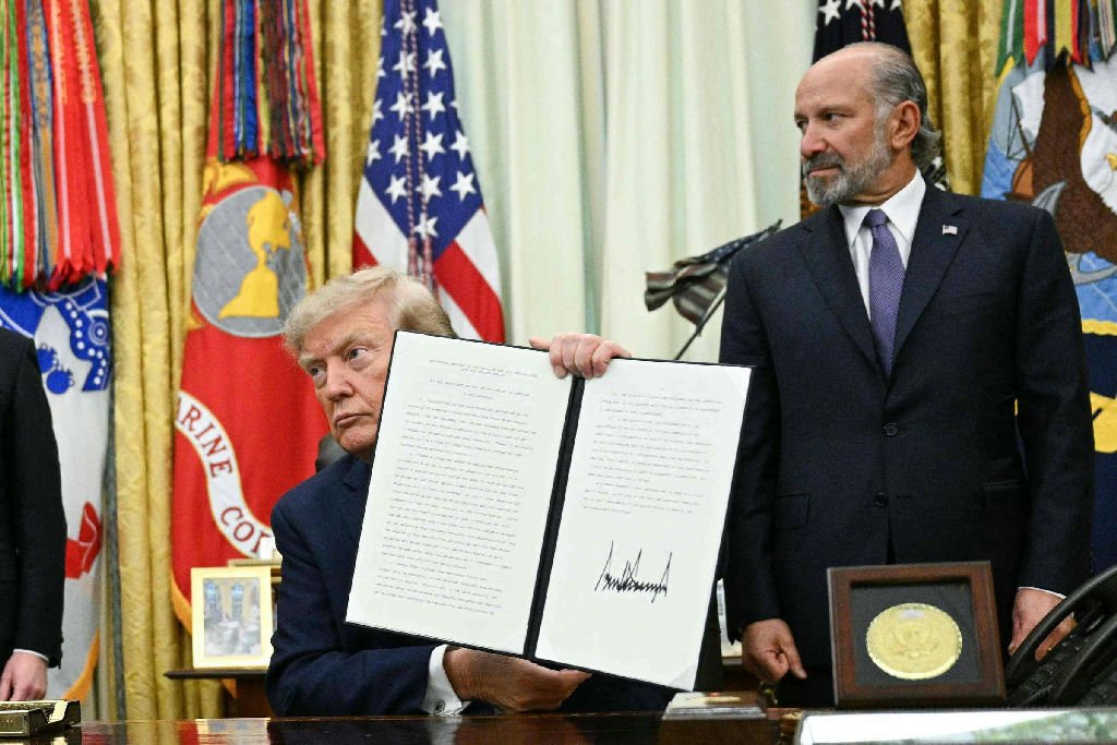 Trump impõe tarifa de 15% sobre polissilício para proteger indústria de chips e energia solar dos EUA