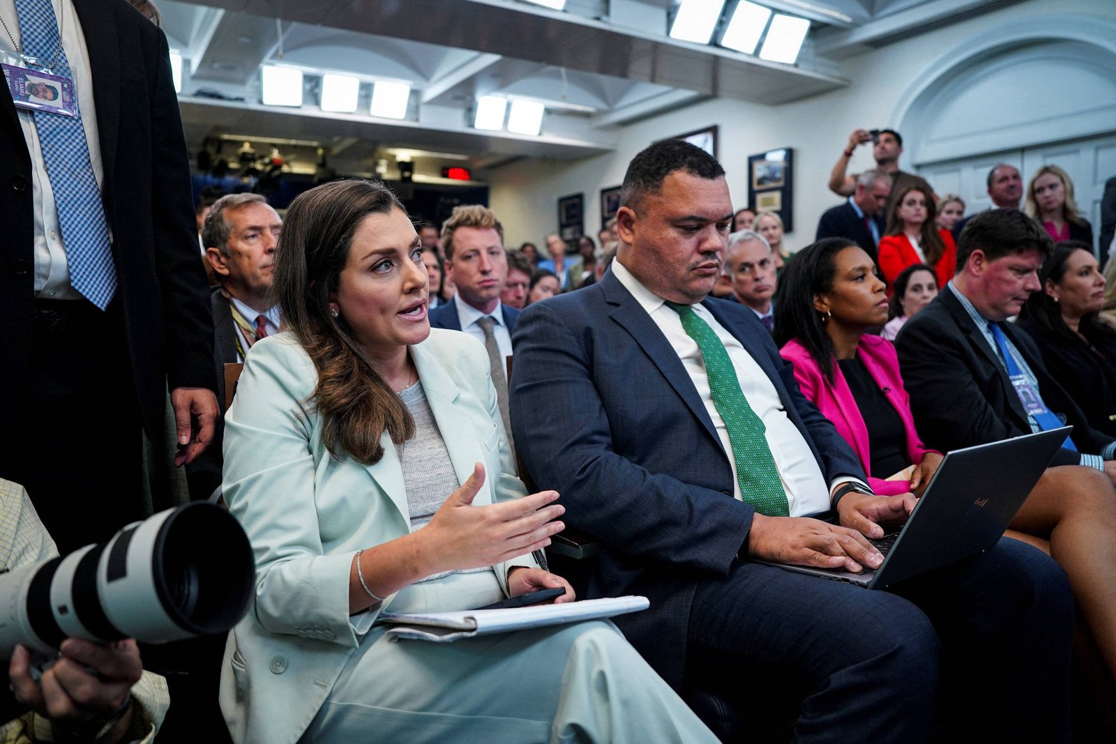 Trump manda repórter se calar e Casa Branca critica com ataque pessoal