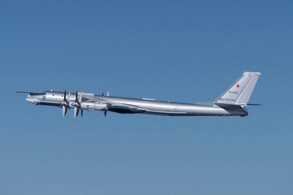 Ucrânia atinge bombardeiro nuclear em base russa, diz Zelenski