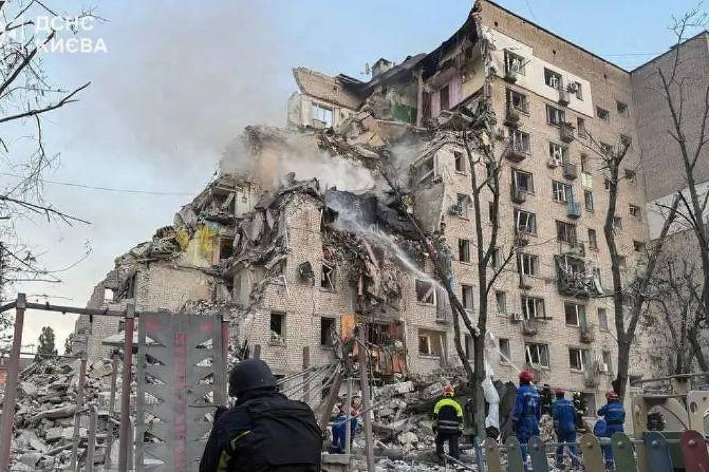 A nova tática russa de bombardeios intensificados em Kiev