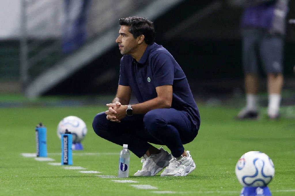 Abel Ferreira recebe suspensão de dois jogos após incidente com microfone