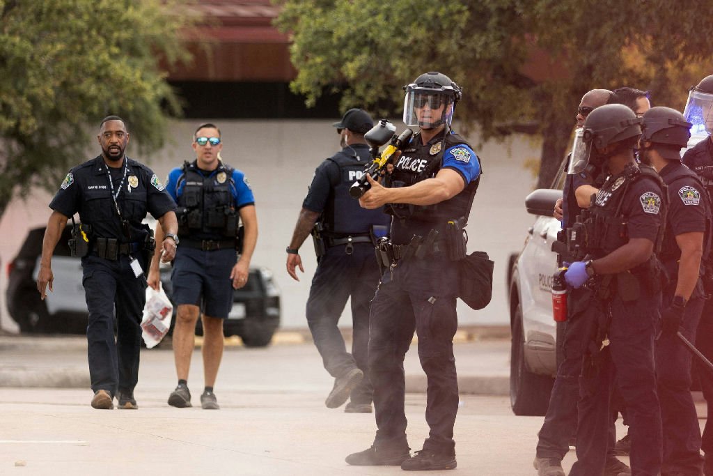 Agente do ICE atira e fere homem em Austin, Texas