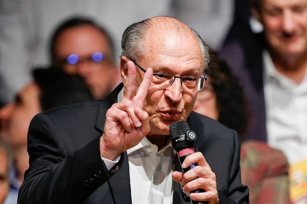 Alckmin garante a empresários que Lula promoverá superávit e critica privilégios no Judiciário