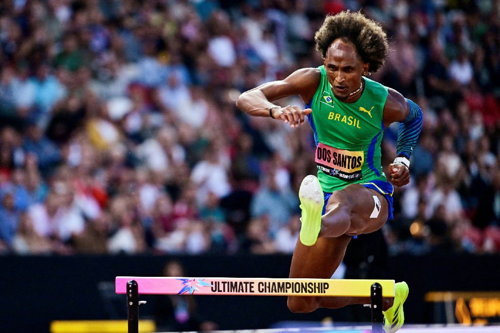 Alison dos Santos conquista ouro nos 400 m com barreiras na Hungria
