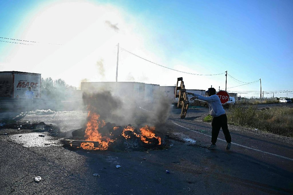 Alta do petróleo e combustíveis gera protestos e pressiona economias globais