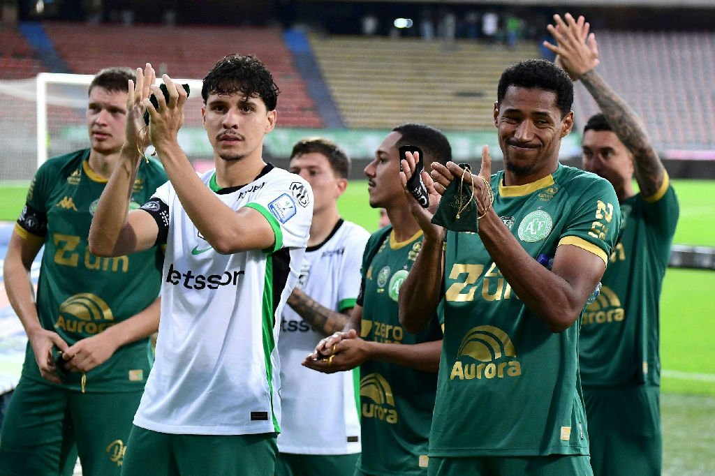 Amistoso entre Chapecoense e Atlético Nacional termina em empate em homenagem às vítimas de tragédia