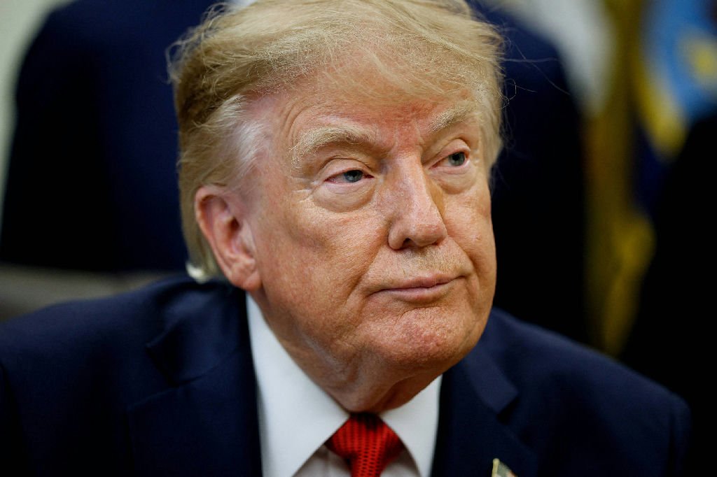 Aprovação de Donald Trump atinge mínima histórica de 32%