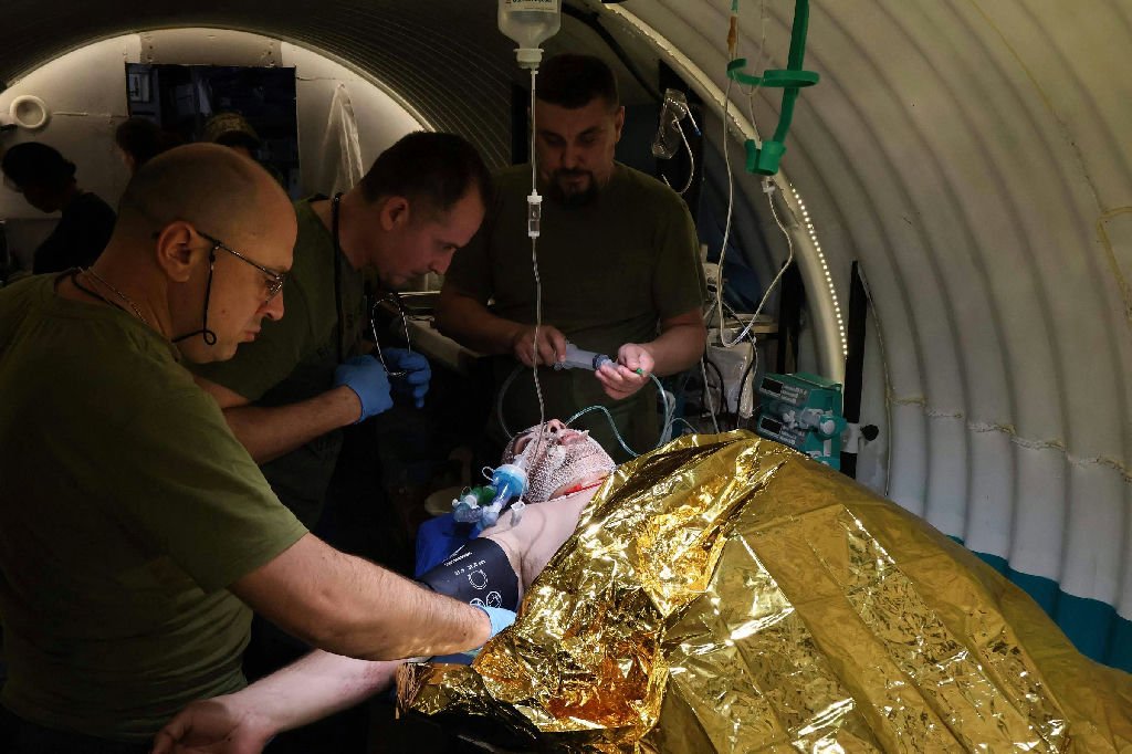 Ataques aéreos na Ucrânia resultam em 10 mortos e dezenas de feridos; Rússia afirma ter atingido alvos estratégicos