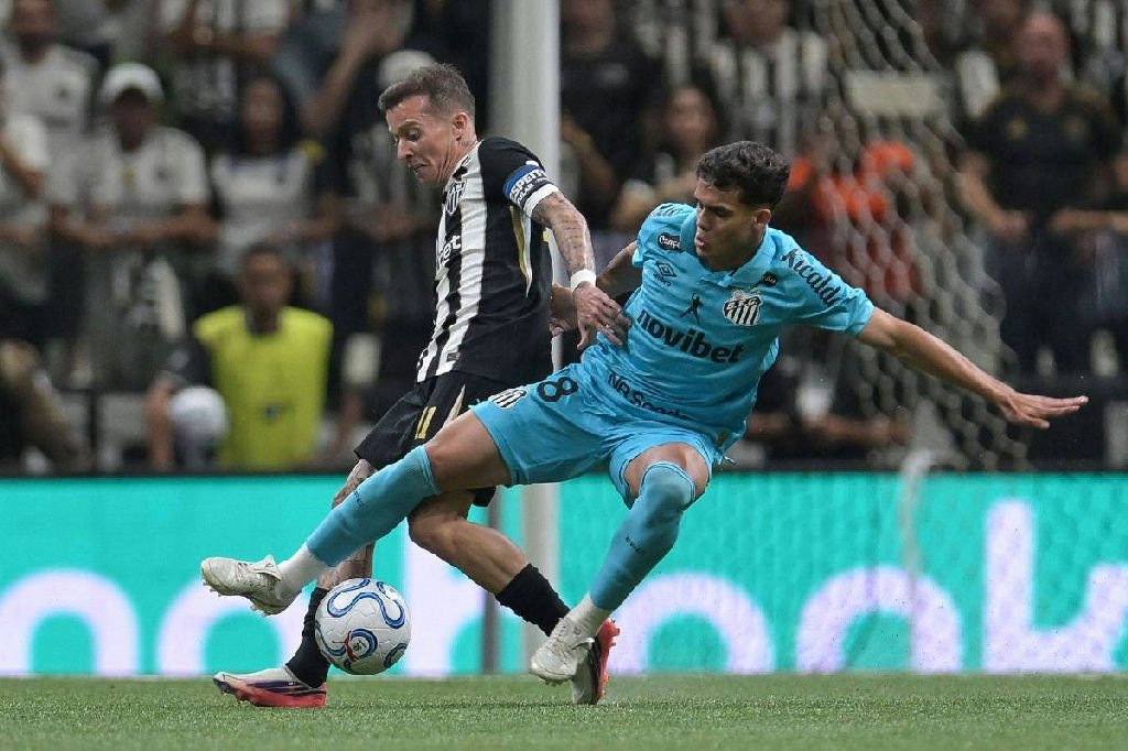Atlético-mg avança à semifinal da Sul-americana após goleiro defender três pênaltis contra o Santos