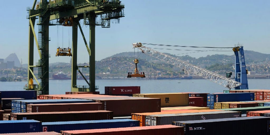 Balança comercial brasileira registra superávit de US$ 7,4 bilhões em agosto